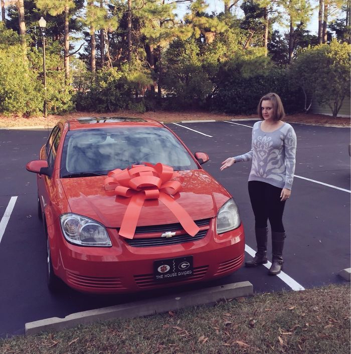 No le podía comprar un coche nuevo a mi esposa por navidad, así que compré un lazo gigante y lo puse en su coche