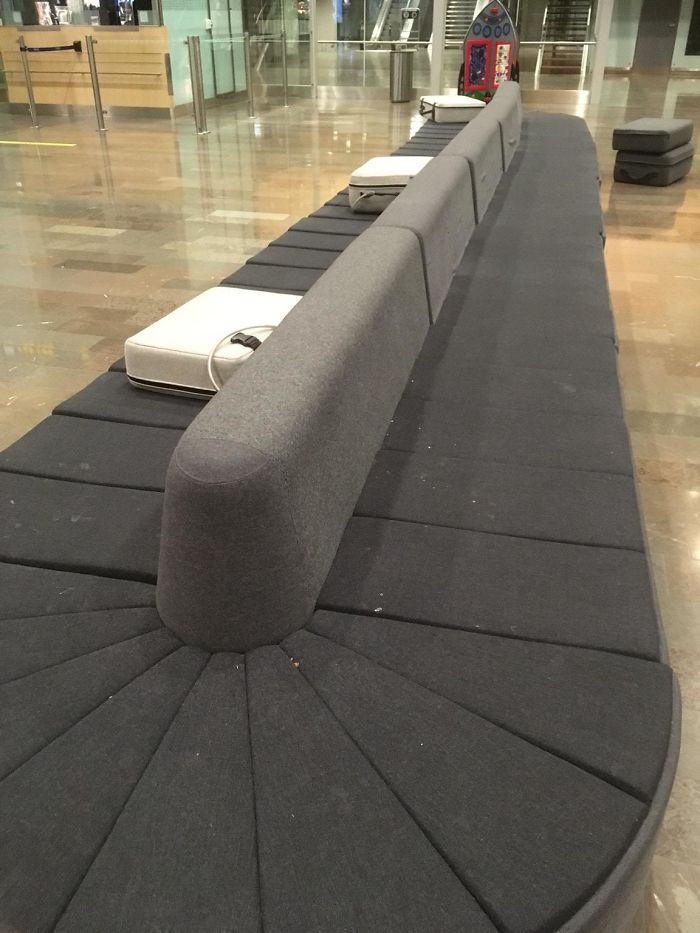 Sofá en el aeropuerto de Estocolmo que parece la cinta de equipaje con almohadones que parecen maletas