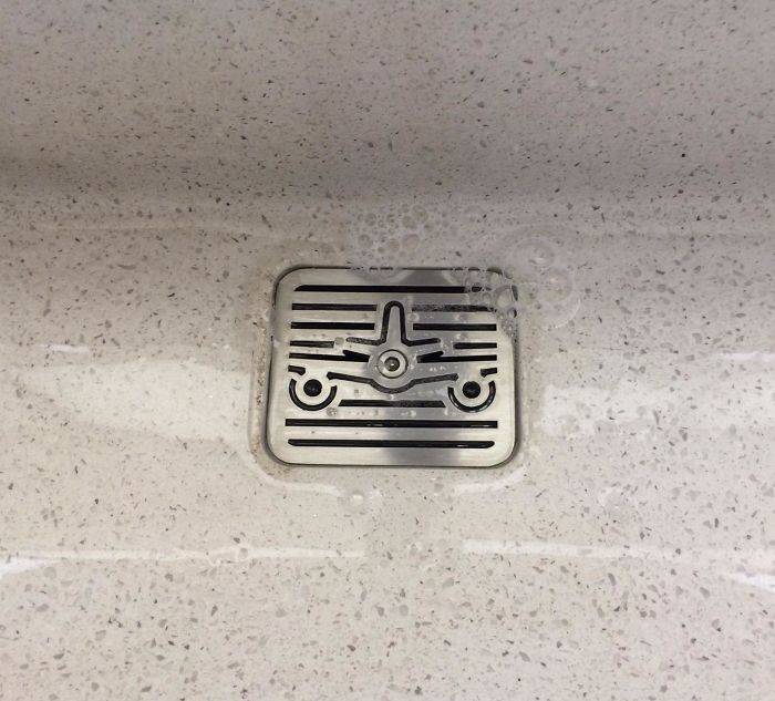 El desagüe del cuarto de baño del aeropuerto es un pequeño avión
