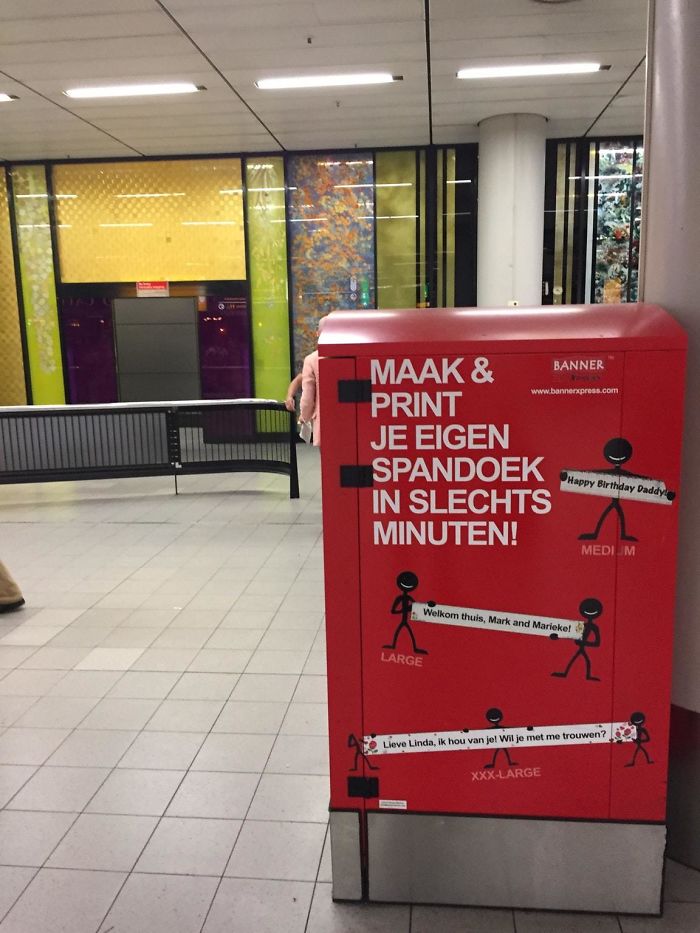 En el aeropuerto de Amsterdam hay una máquina para imprimir pancartas de bienvenida (o no)