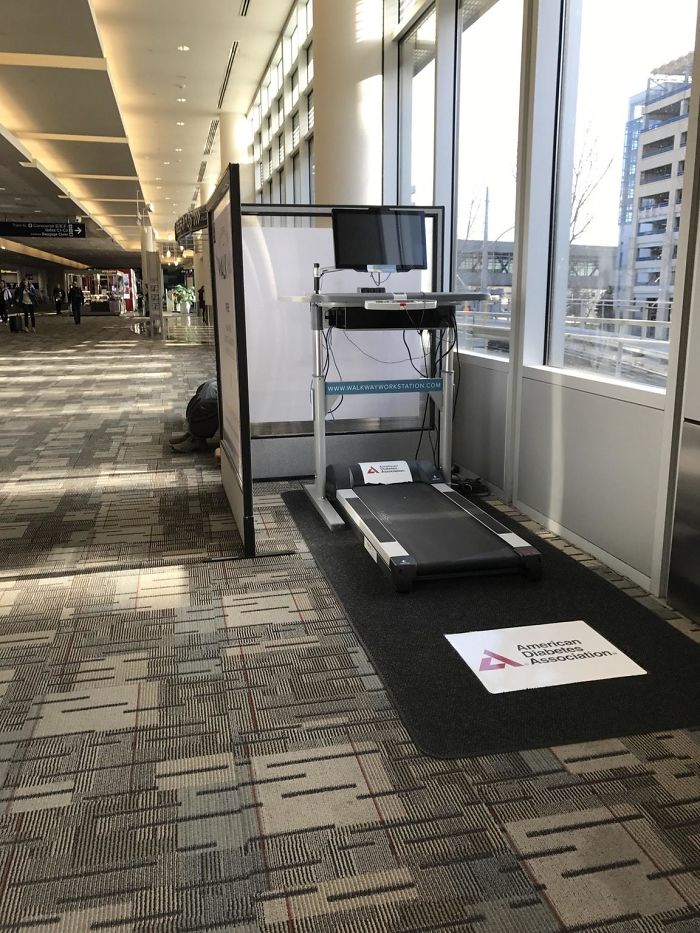 En este aeropuerto puedes cargar tus aparatos caminando en la cinta