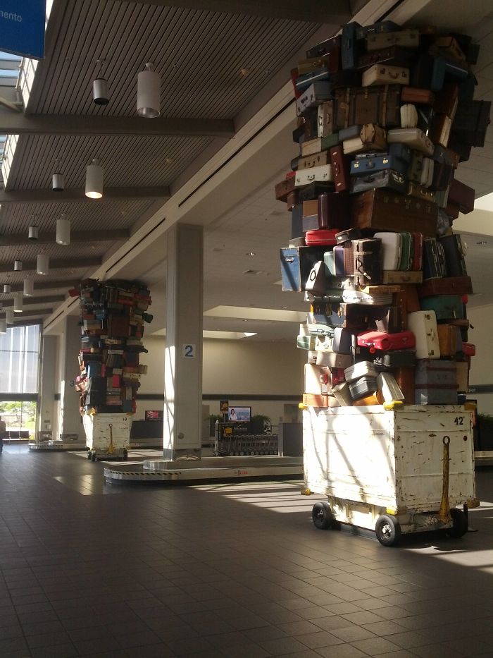 Las columnas en la zona de recogida de equipaje en el aeropuerto de Sacramento