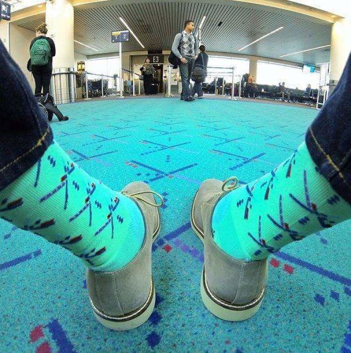 En el aeropuerto de Portland puedes comprar calcetines y muchas cosas más a juego con su moqueta