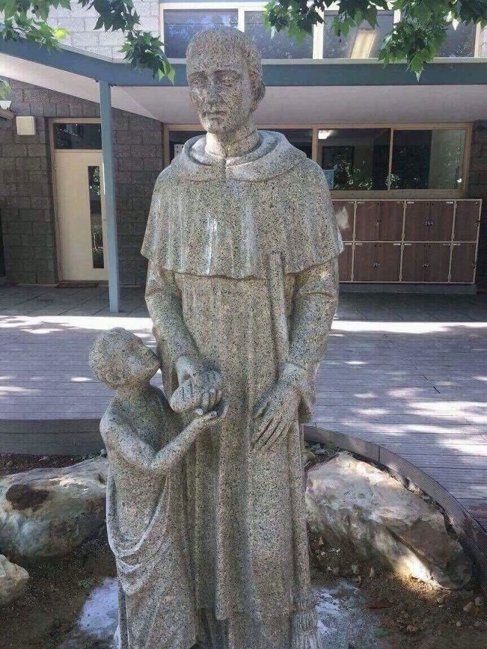 Estatua en un colegio católico