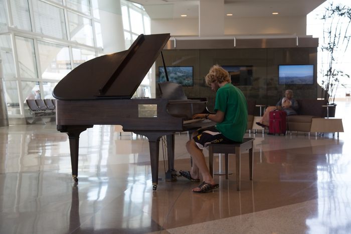 En el aeropuerto de San José tienen un piano con un cartel que dice "Entretente lo que quieras, pero sé suave con las teclas, por favor"