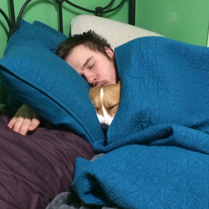 Mi marido con el perro en la cama