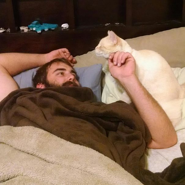 I Captured The Moment My Boyfriend Warmed Up To My Cat