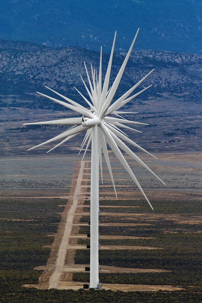 14 turbinas de viento alineadas
