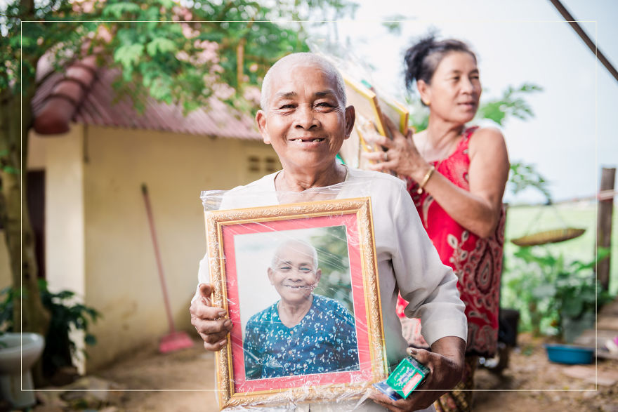 A Malaysian Photographer Gifts Villagers Their 1st Portrait Photo In Rural Cambodia