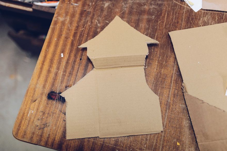 Cardboard 5a0153666ea43  880 - Artista cria mini figuras utilizando papelão e cria uma história em torno deles