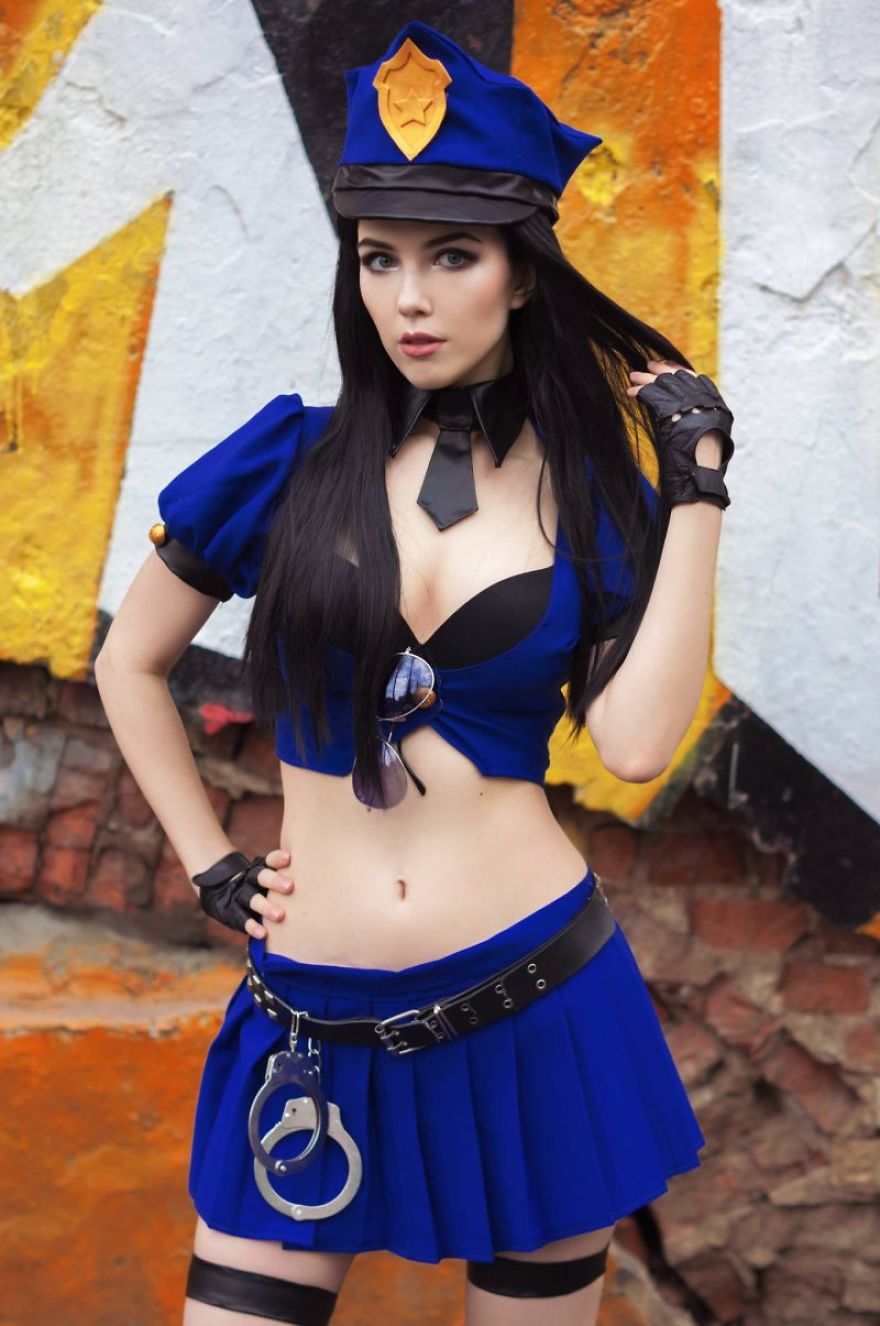 Cosplay: A Beautiful Caitlyn Police Officer, From League Of Legends