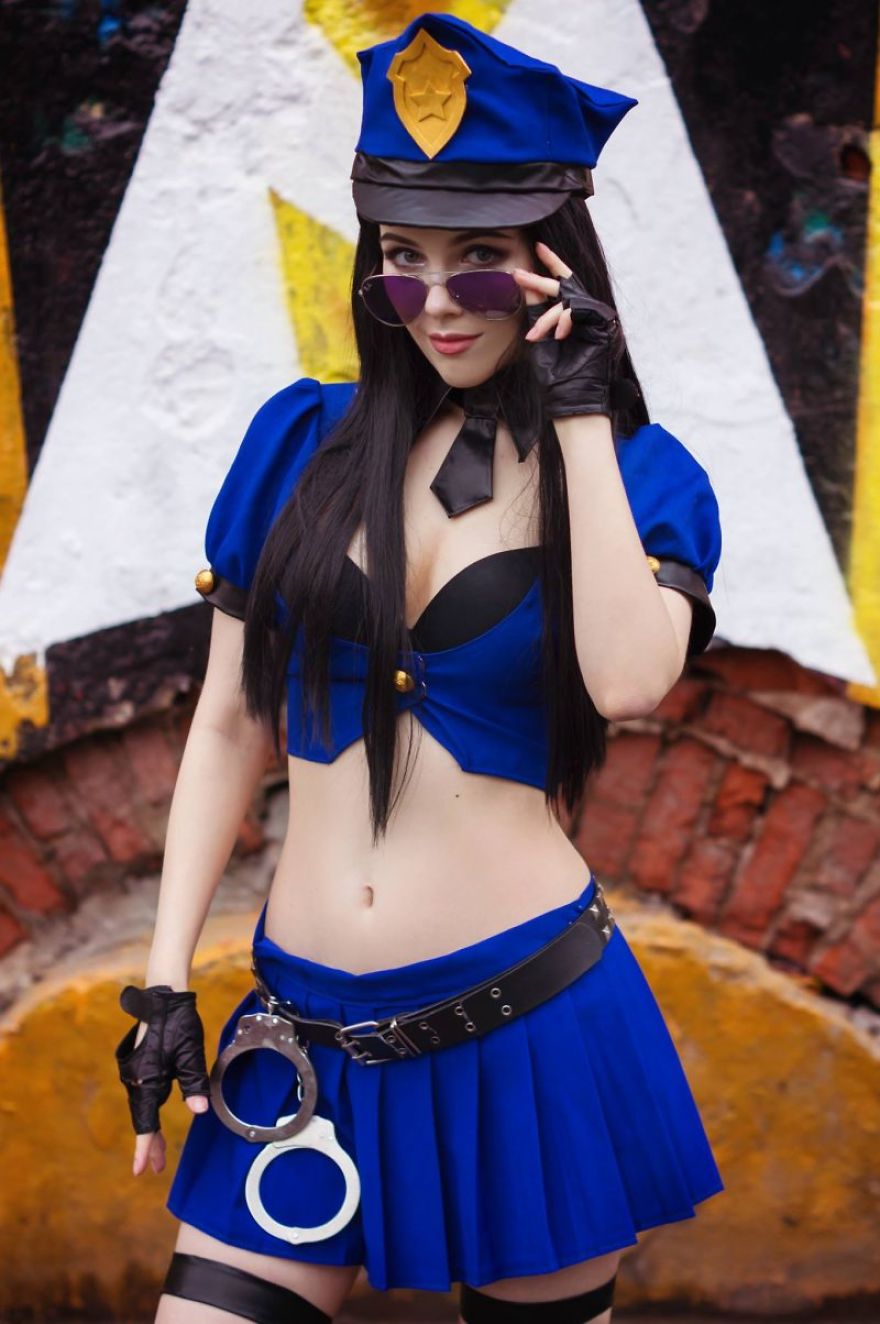 Cosplay: A Beautiful Caitlyn Police Officer, From League Of Legends