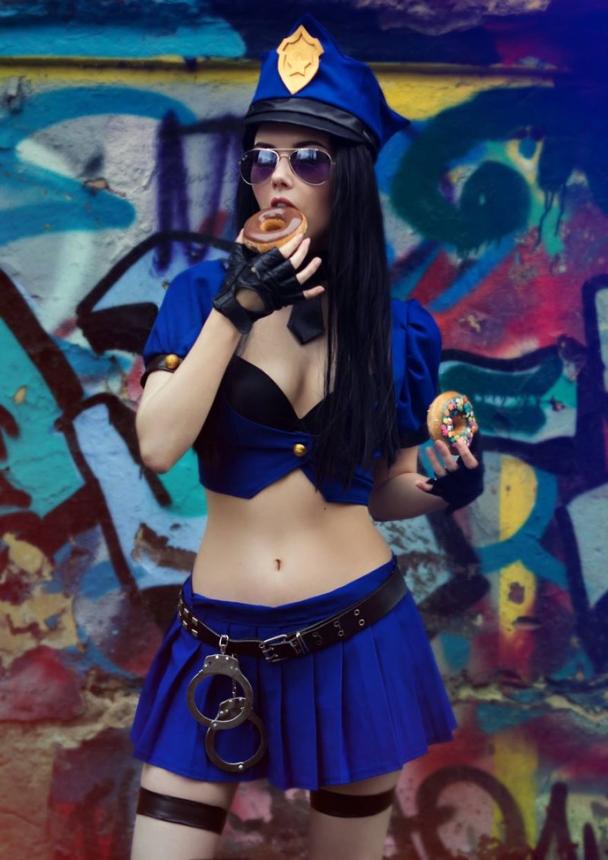 Cosplay: A Beautiful Caitlyn Police Officer, From League Of Legends