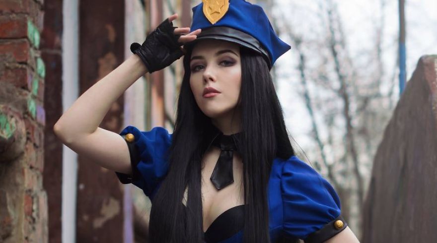 Cosplay: A Beautiful Caitlyn Police Officer, From League Of Legends