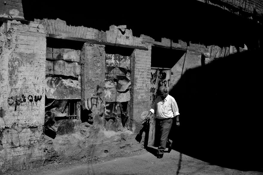 Photographer (Sndi Reshax) Captures Voyeuristic View Of People On Arbil Streets Photographer (Sndi Reshax) Captures Voyeuristic View Of People On Arbil Streets