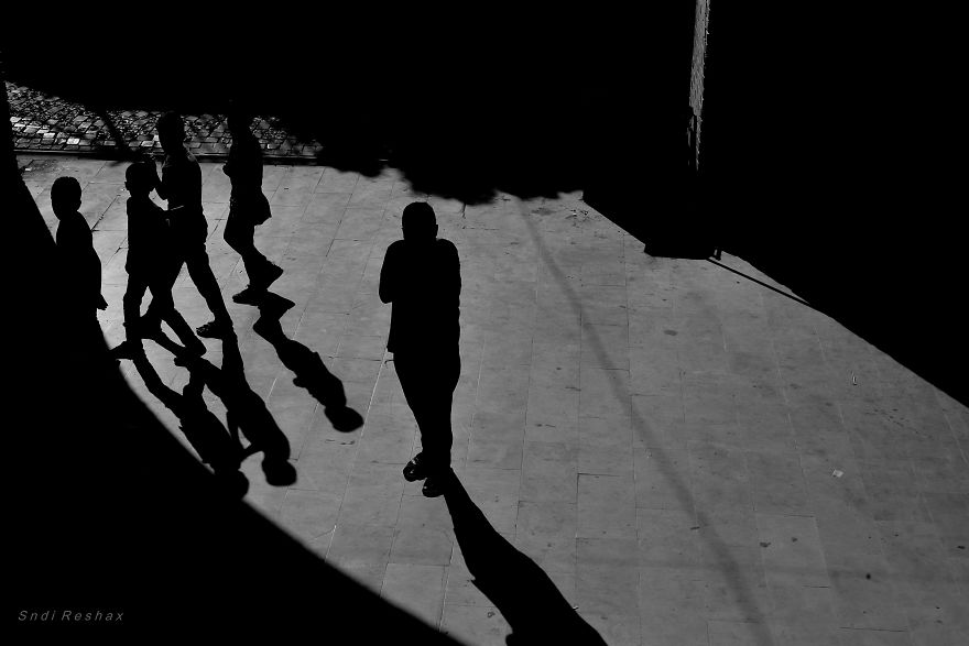 Photographer (Sndi Reshax) Captures Voyeuristic View Of People On Arbil Streets Photographer (Sndi Reshax) Captures Voyeuristic View Of People On Arbil Streets