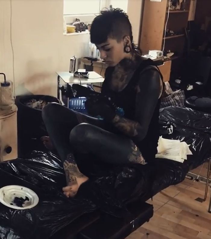 Tattoo Artist Gets Accused Of Racism For Tattooing Her Entire Body In Black