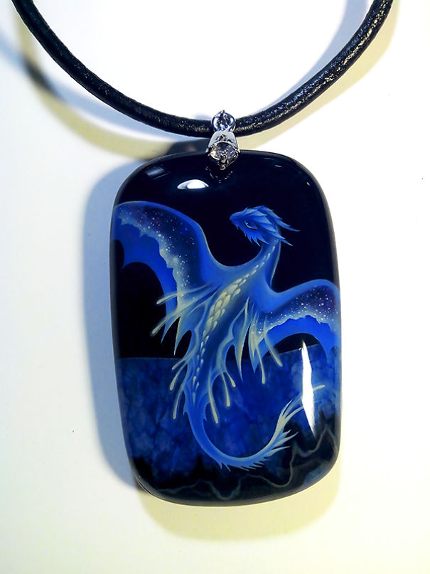 The Artist Draws Miniatures On Semi-Precious Stones. Dragons And Other Animals In Unusual Decorations. The Artist Draws Miniatures On Semi-Precious Stones. Dragons And Other Animals In Unusual Decorations.