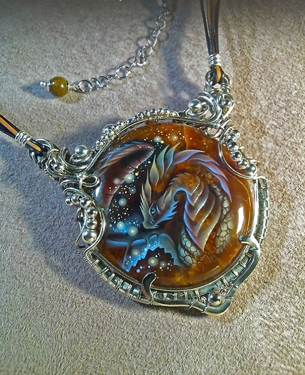The Artist Draws Miniatures On Semi-Precious Stones. Dragons And Other Animals In Unusual Decorations. The Artist Draws Miniatures On Semi-Precious Stones. Dragons And Other Animals In Unusual Decorations.