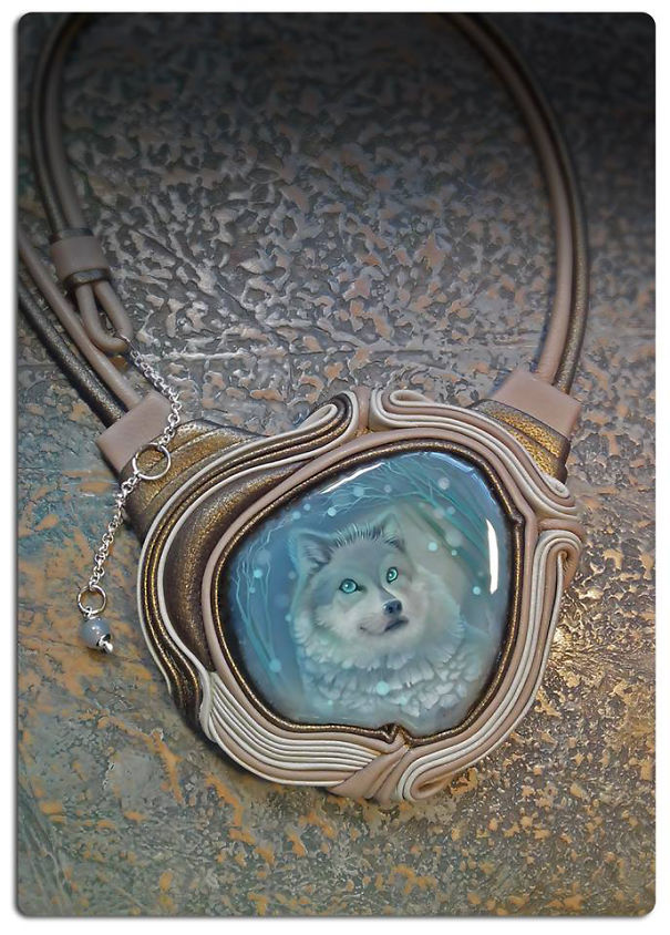 The Artist Draws Miniatures On Semi-Precious Stones. Dragons And Other Animals In Unusual Decorations. The Artist Draws Miniatures On Semi-Precious Stones. Dragons And Other Animals In Unusual Decorations.