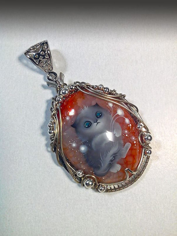 The Artist Draws Miniatures On Semi-Precious Stones. Dragons And Other Animals In Unusual Decorations. The Artist Draws Miniatures On Semi-Precious Stones. Dragons And Other Animals In Unusual Decorations.