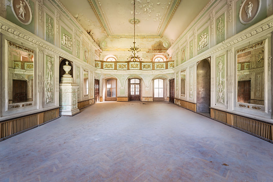 I Photographed A Beautiful Abandoned Palace In Poland