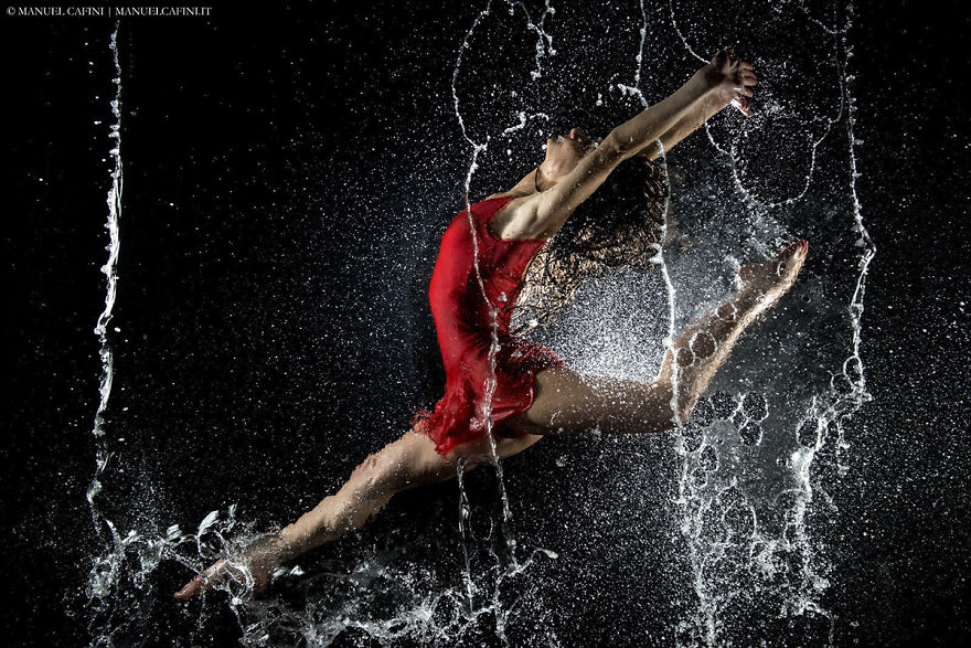 A Mind-Blowing Pictures In A Self-Made Water-Room By Manuel Cafini