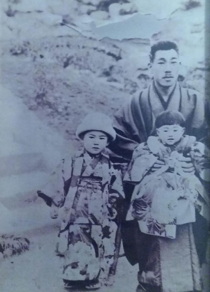 Mi Tatarabuelo, Samurai De Un Pequeño Pueblo Minero En Kyushu, Posando Con Mi Abuela Y Una De Sus Hermanas ~1900