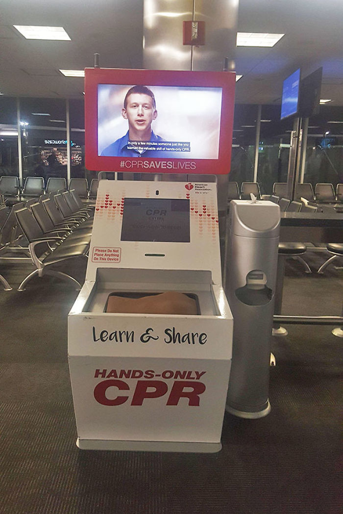 Esta máquina en el aeropuerto te enseña a hacer reanimación cardiopulmonar