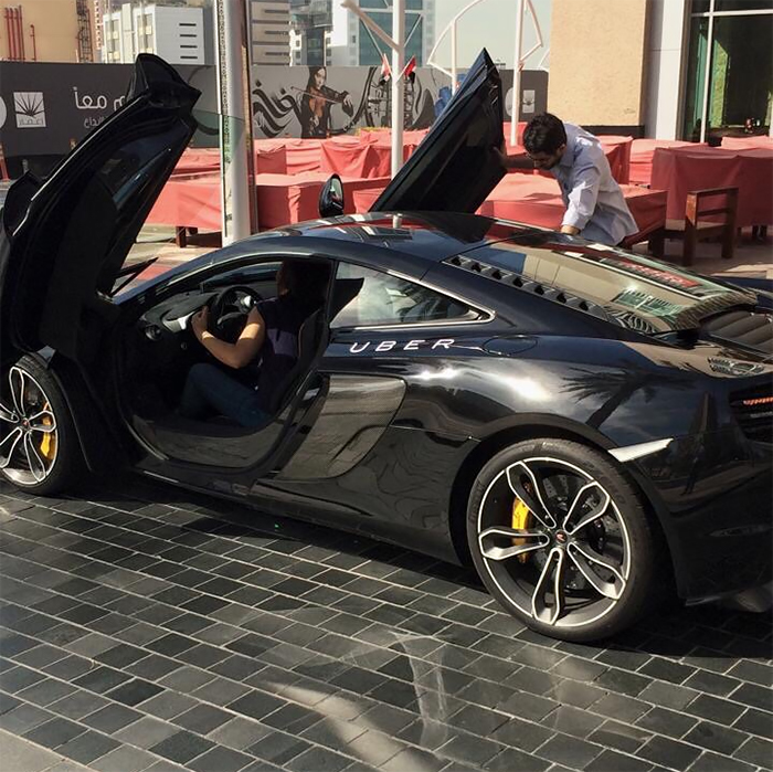 En Dubai, un Uber McLaren recogiendo a alguien del hotel