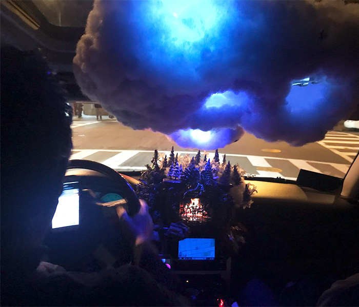 Uber con una nube, una luna y una chimenea