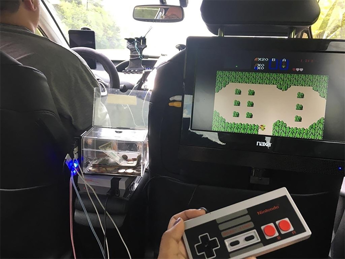 Este conductor ha instalado una NES en el asiento trasero
