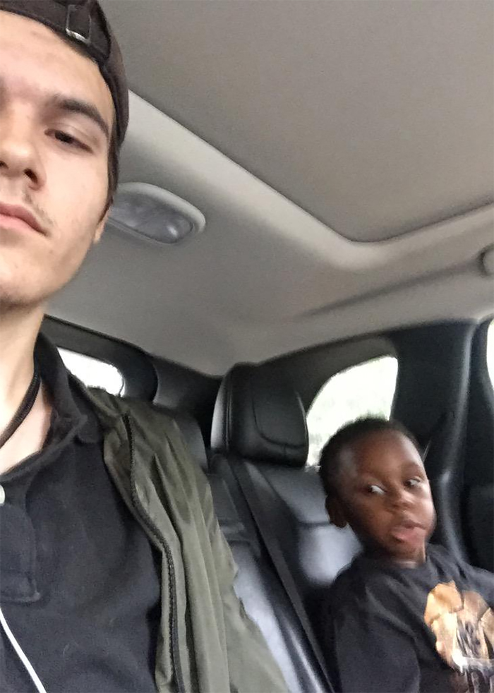 Mi conductor de Uber traía a su hijo en el coche, me reí tanto que me tuve que disculpar