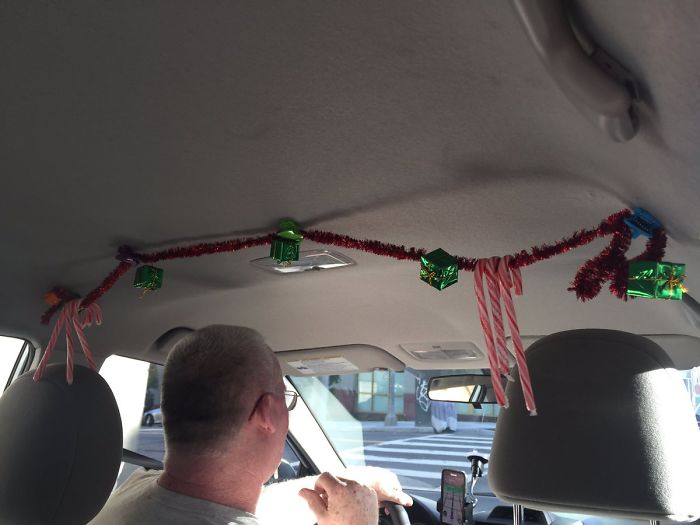 Este conductor ha decorado su coche por Navidad