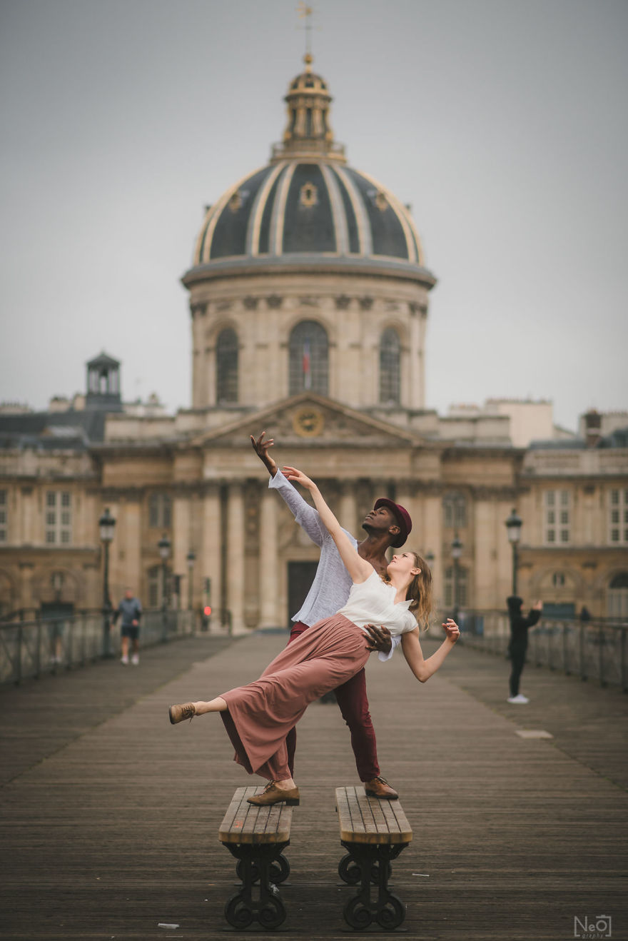 We Capture The Shape Of "Paris" We Capture The Shape Of "Paris"