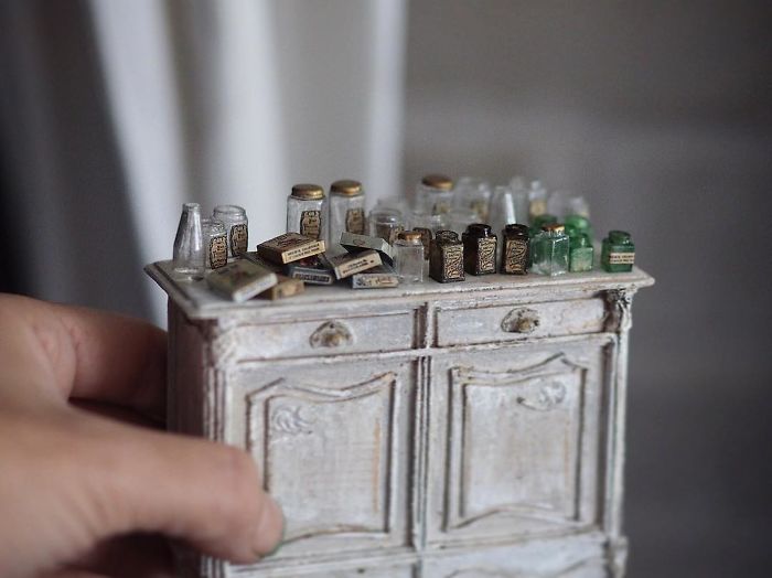 Mother Of Two Wakes Up At 4 AM To Create 18th Century Furniture For Dollhouses, And The Details Will Amaze You