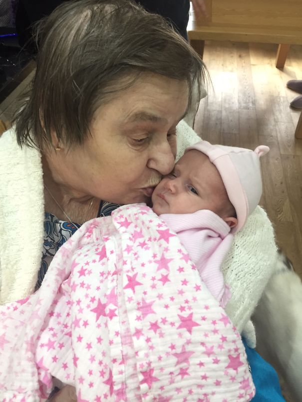 My Blind 84 Yr Old Nan Meeting My Baby Lois For The First Time! 4 Generations In One Family :)