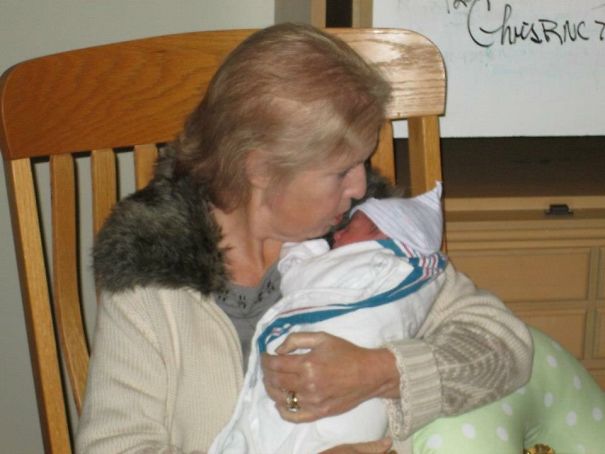 After An Emergency Home Delivery On Christmas Day, My Stepmother Meeting Her Granddaughter.