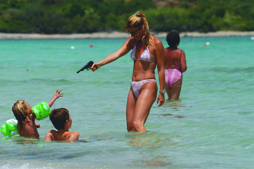 Patrizia Pellegrino With Her Children Play On The Marina Beach