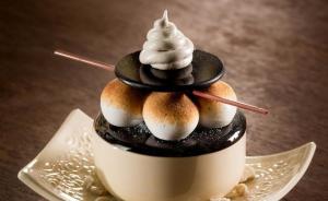 Artist Can't Eat Sweats Due To Health Problems So He Creates Them From Porcelain Instead