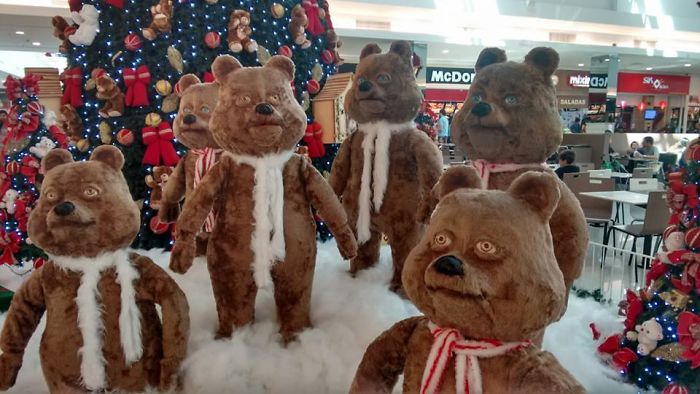 La decoración navideña en este centro comercial son unos osos que ven hasta tu alma