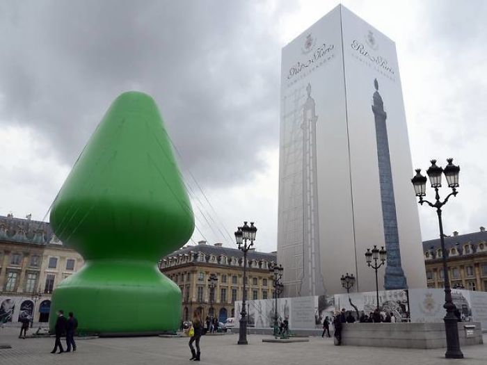 Esta nueva escultura en París se llama "Árbol de Navidad"...