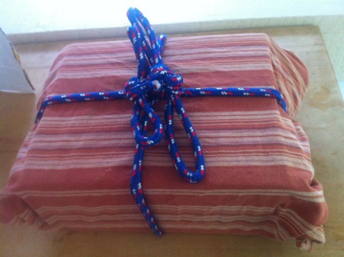 Así envuelve mi marido los regalos: un trozo de cuerda y un mantel