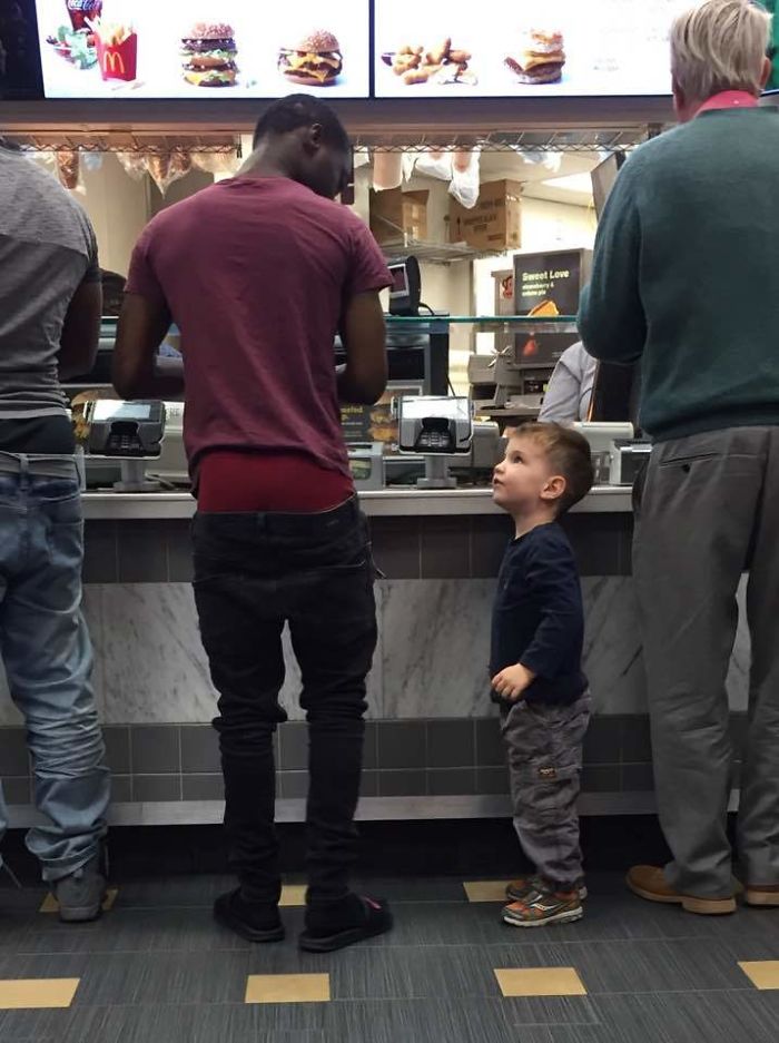 Cuando tu hijo de 3 años se acerca a un hombre en el McDonalds para decirle que se le están cayendo los pantalones