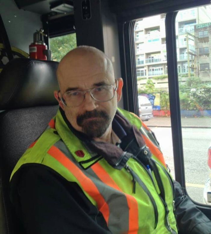 El conductor del bus es clavado a Walter White de Breaking Bad