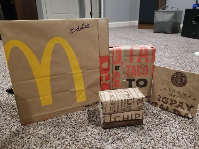 Regalos de Navidad envueltos en bolsas de comida rápida