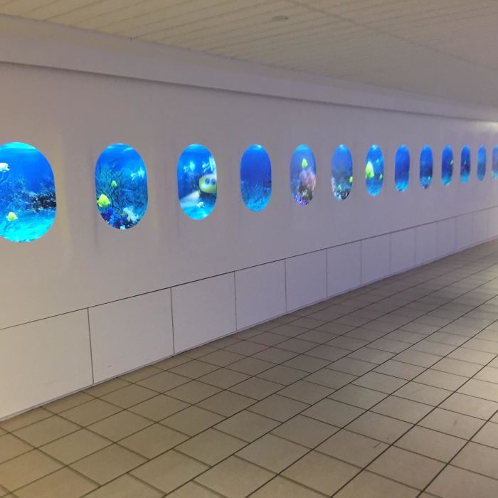 En el aeropuerto han puesto esta decoración que simula el interior del avión... pero el otro lado es bajo el agua. No da mucha seguridad