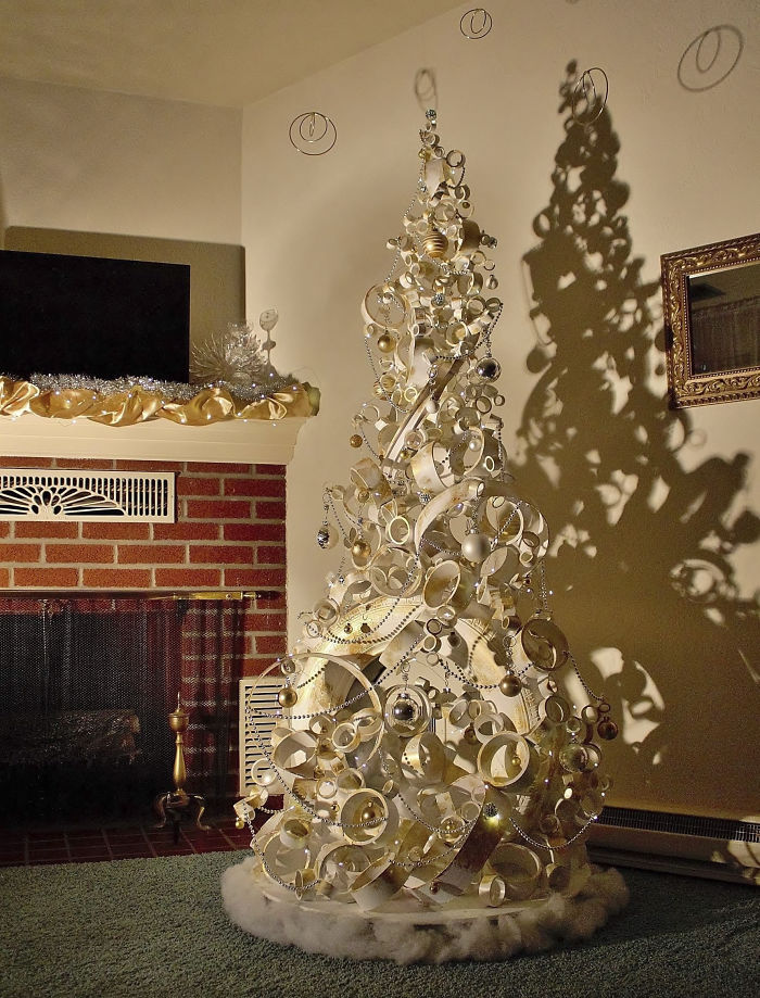 We Made This Christmas Tree From An Old Tire, A Bucket, And 40ft Of PVC Pipe