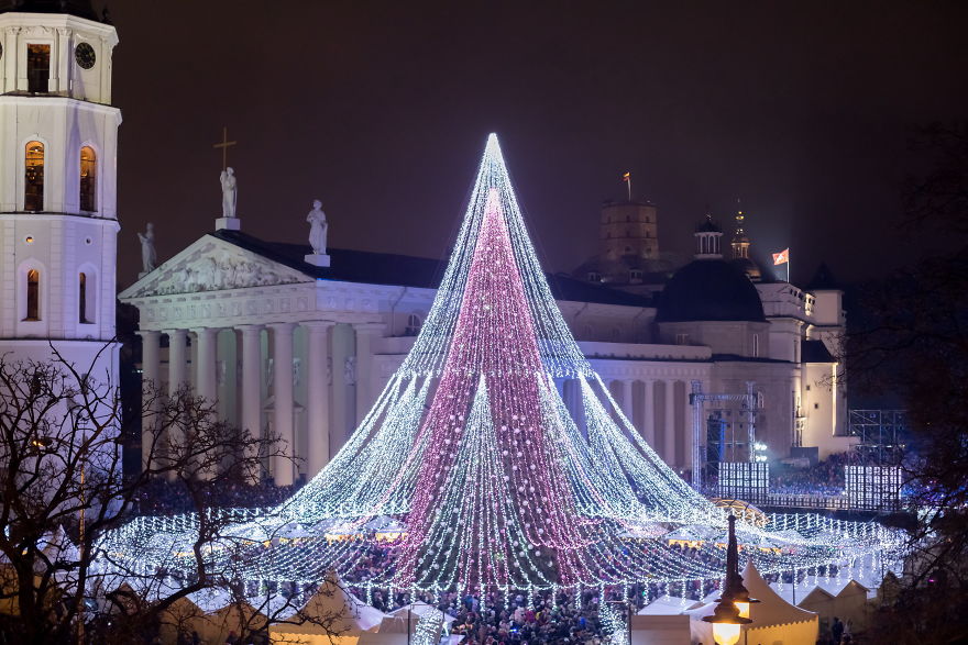 Spectacular Christmas Tree In Vilnius Features 70,000 Lightbulbs And 900 Toys
