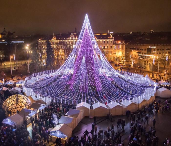 Spectacular Christmas Tree In Vilnius Features 70,000 Lightbulbs And 900 Toys